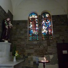 礼拝所には蝋燭が灯されています