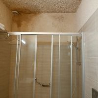 写真左上の角から、ポタポタと水滴が。