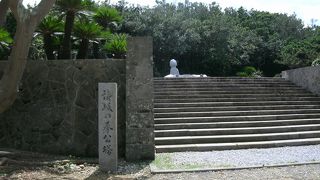 悲しく空を見上げているように見える“奉公さん”