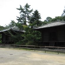 奥が宝蔵、手前に経蔵