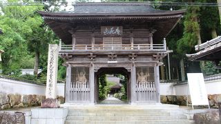 酒断ち地蔵のいる土佐の国分寺、杉苔が美しい庭園があり「土佐の苔寺」ともいわれる。