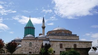 セリミエジャーミーの東側にあります。