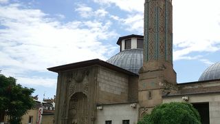 アラアッディンの丘の西側にある正面入り口の装飾が美しい博物館