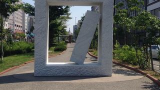 遊歩道の真ん中にある彫刻