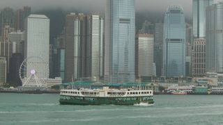 対岸の香港島を望める遊歩道