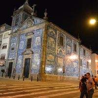 地下鉄出るとこんな感じ♪右側がこのホテルです