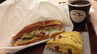 搭乗前の腹ごしらえに。