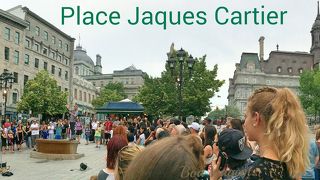 港へとゆるやかな傾斜の広場