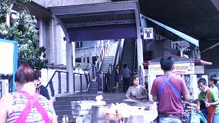 駅付近には屋台がいっぱい