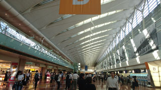 広い空港ターミナル