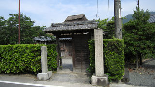 茅葺屋根の小さな家。