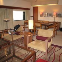 スイートルームの居間