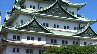 金のしゃちほこに見とれる名古屋の名城