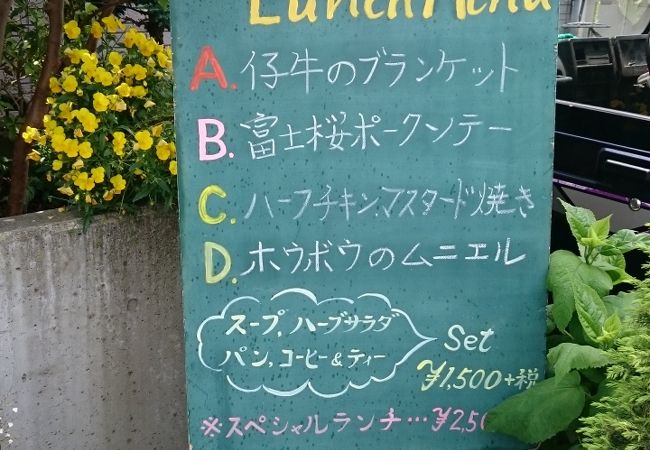 落ち着いて食事ができるレストランです。