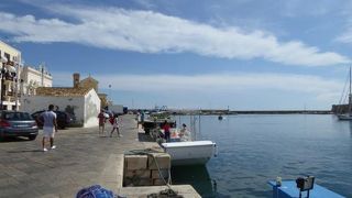 漁港の脇に立つ小さな教会♪