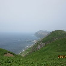 ウォーキングコースの右側は崖・奇岩が迫る絶景