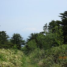 下り坂からかすかに【利尻富士】が見えてくる