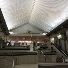 大きな吹き抜けにある彫刻