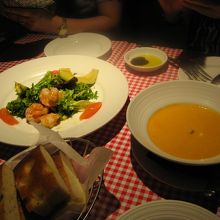 シュリンプとアボガドのサラダとロブスタースープ