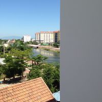 窓から川が見える