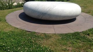 同じ名前の2つの彫刻