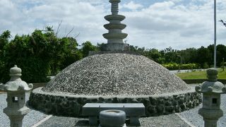 百万塔をデザインした慰霊塔