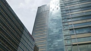 突如現れる高層ビル！