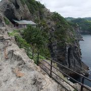 絶壁に建つ神社