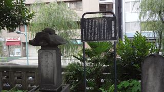 深い緑に囲まれています