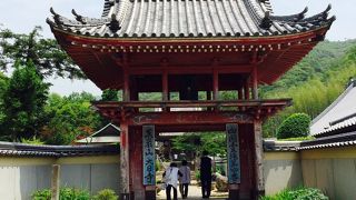 赤い楼門が目立ちます