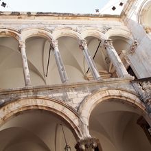 １階にも２階にもアーチがあります