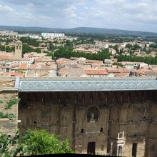 サントゥトロップの丘から見下ろした古代劇場とオランジュの町並