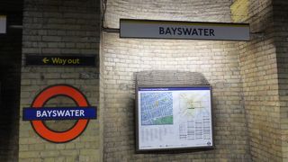 駅の周辺には飲食店や安いホテルが多く便利