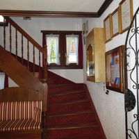 ２階への階段、左にエレベーターあり。