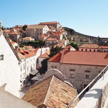 旧市街のオレンジの屋根がすぐ側に見えます。