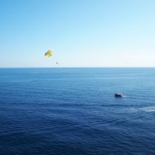 城壁から見たパラセーリング