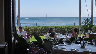 （ハワイ）のどかで、贅沢な時間を過ごせるハレクラニ・レストラン「オーキッズ（Orchids）」。（2015）