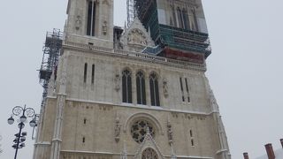 二つの塔が思ったよりも高い