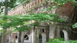 南禅寺を横切る西洋建築物。
