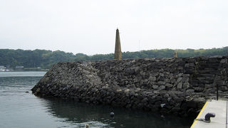 石造りの防波堤が残る。