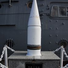 記念艦「三笠」の脇に展示された戦艦大和型の主砲砲弾