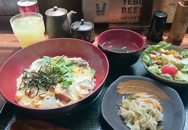 サラダまでお代わり自由のランチ