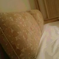 ベットと壁の隙間にはクッションを置いた。