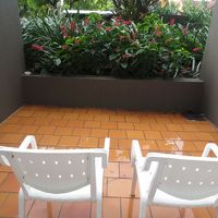 せっかくのベランダは雨天で機能せず。左側に灰皿がありました。