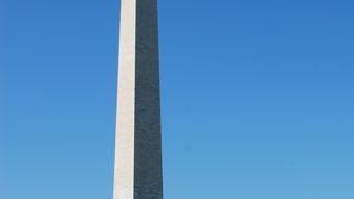 ワシントン記念塔は、ひときわ目立つランドマーク