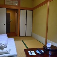 室内から入口側を見る