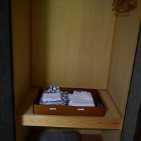 押入れは黴臭、湿気、天井近くに蜘蛛の巣