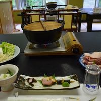 夕食：カシキ鍋コース。キャンペーンのグラスワイン付き