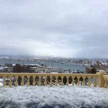 バルコニーから函館港