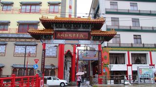 長崎・新地中華街の東西南北の入口にあり